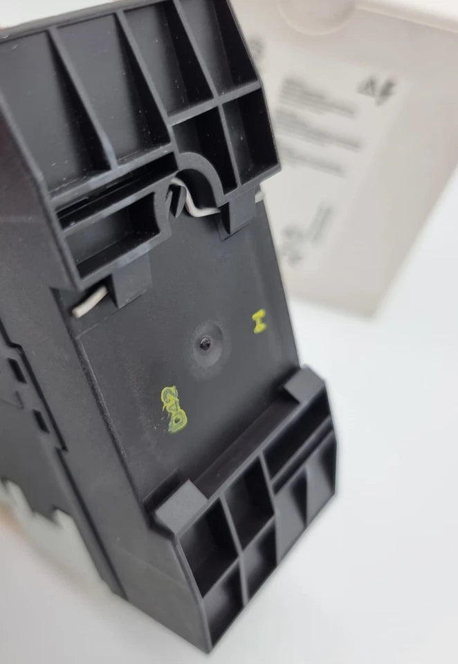 Siemens 3RS1040-1GW50 Temperaturüberwachungsrelais -50 °C bis 500 °C AC/DC, Detailansicht des schwarzen Relaisgehäuses