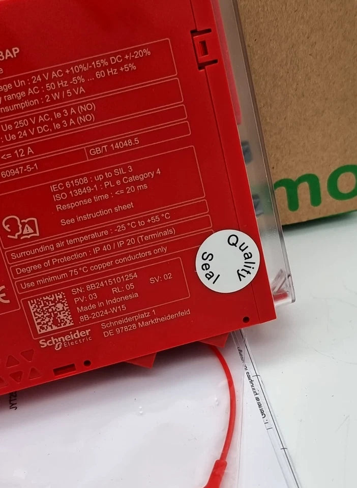 Schneider Electric XPSUAF13AP Sicherheitsrelais Harmony Universal 24VAC 24VDC with quality seal sticker visible on packaging.