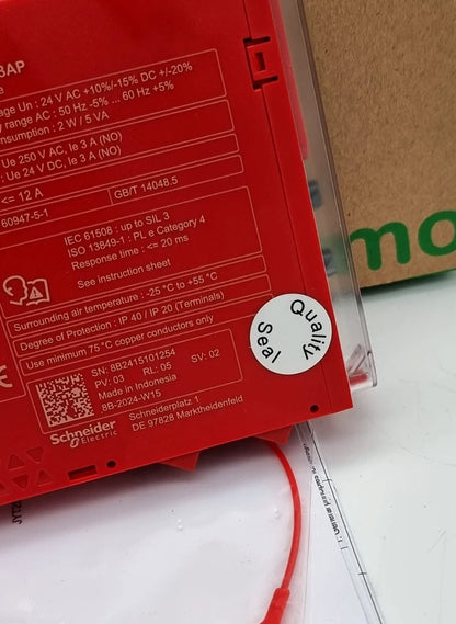 Schneider Electric XPSUAF13AP Sicherheitsrelais Harmony Universal 24VAC 24VDC with quality seal sticker visible on packaging.