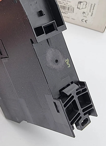 Siemens 3UN2100-0AN7 Kaltleiter-Auslösegerät 1S+1OE AC 220...240V close-up, part of SIRIUS series, new in original packaging