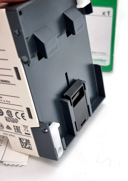 Schneider Electric SRE121FU 10 E/A 100 bis 240 VAC SPS-Steuerrelais in originalverpacktem Zustand, kompaktes Design.