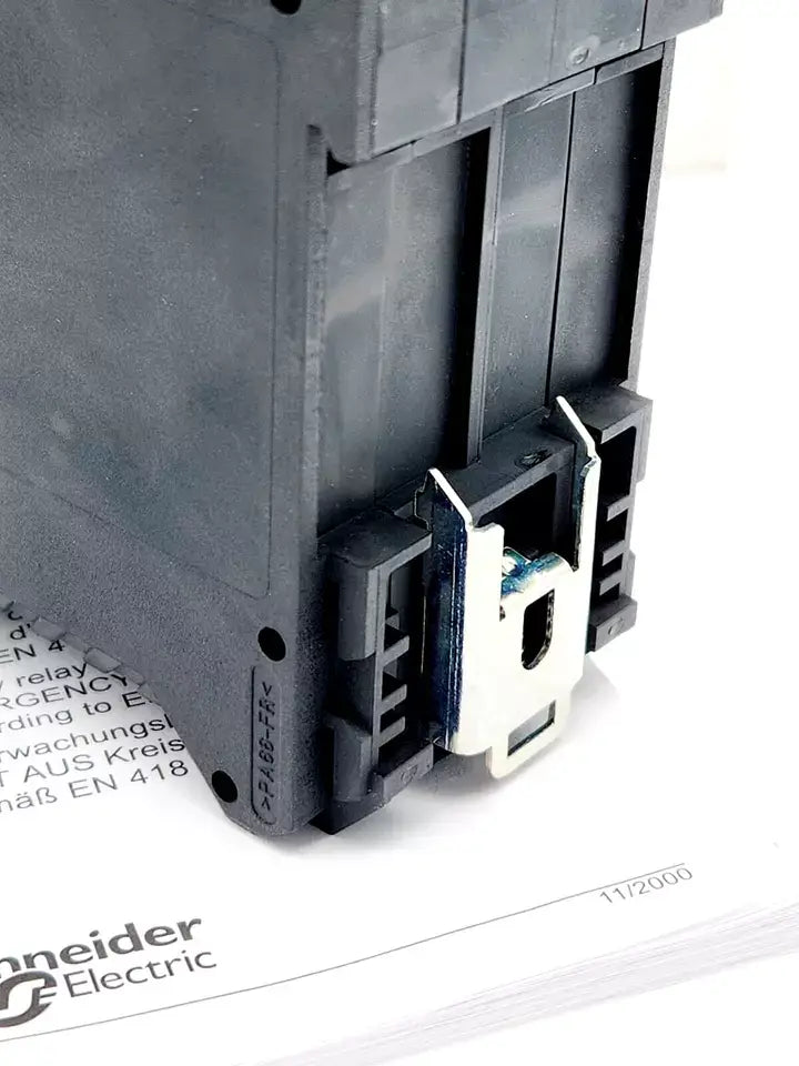 Close-up of Telemecanique (Schneider Electric) XPSAV11113 Überwachungsbaustein showing relay connections.