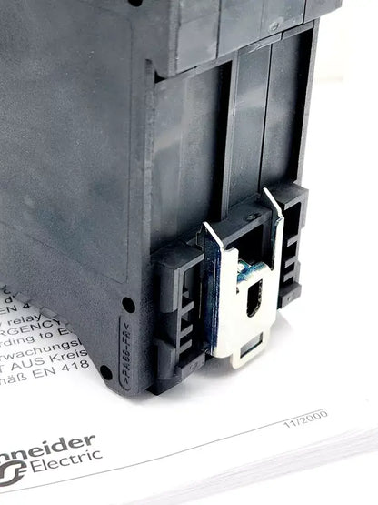 Close-up of Telemecanique (Schneider Electric) XPSAV11113 Überwachungsbaustein showing relay connections.