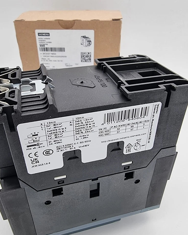 Siemens 3RT2037-1NB30 Leistungsschütz AC3e:30kW 1S+1Ö AC/DC20-33V product image with packaging in background.