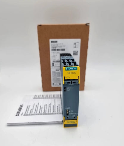 Siemens 3SK1111-2AB30 SIRIUS Sicherheitsschaltgerät 24 V AC/DC front view with package and instructions