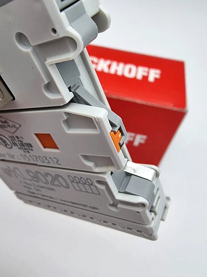 Beckhoff KL9020 Klemmenbusverlängerungs-Endklemme vor rotem Beckhoff-Karton. Neu und originalverpackt für das KL-Bussystem.