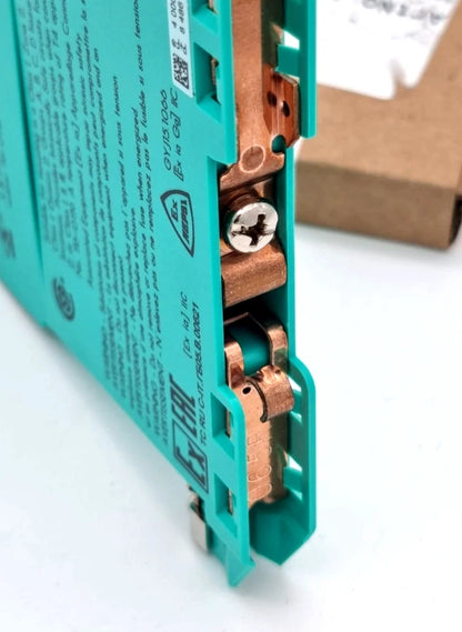 Close-up of Pepperl+Fuchs 072178 Z787.F 2-kanalig Zenerbarriere with copper components and original packaging.