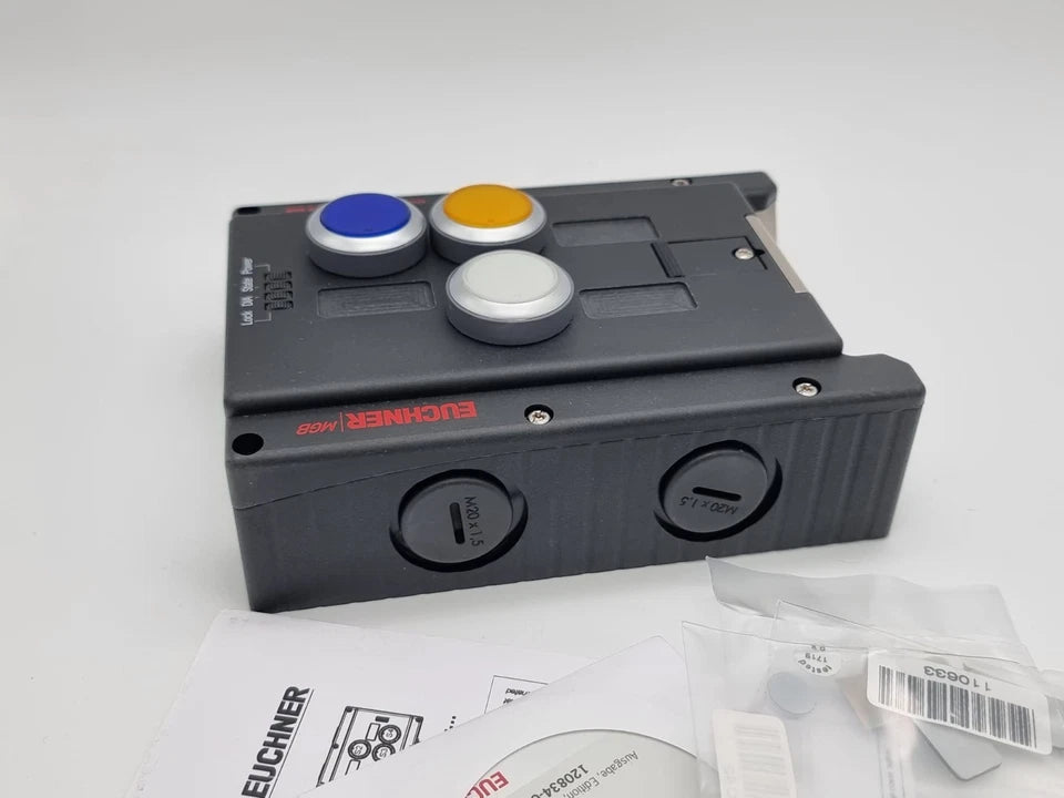 Euchner 110545 MGB-L2-APA-AA6A1-S3-L-110545 Zuhaltemodul mit Verpackung, in Originalzustand, auf einem Tisch liegend.