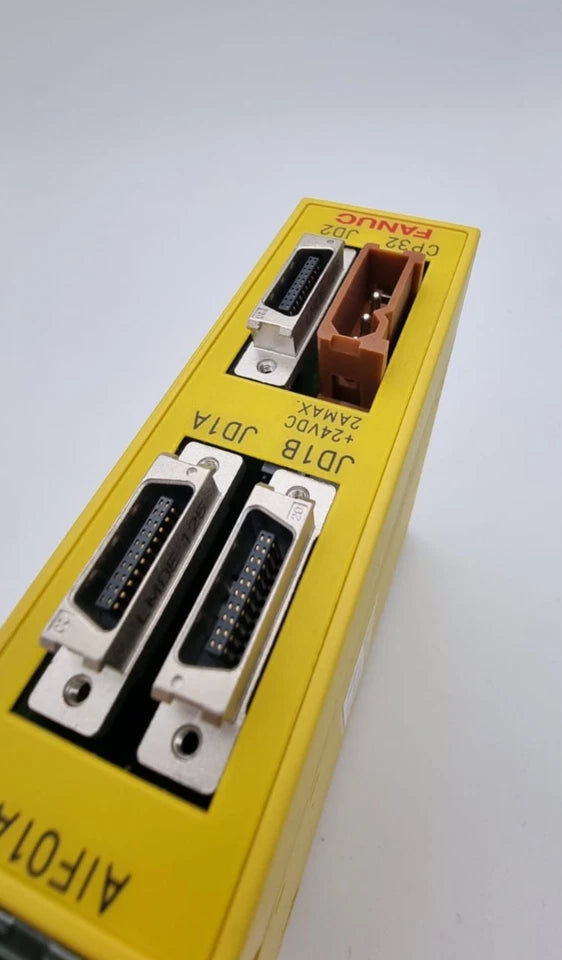 Fanuc A03B-0819-C011 CNC I/O-Modul in gelber Außenverpackung mit Steckverbindern. Perfekt für FANUC CNC-Steuerungen.