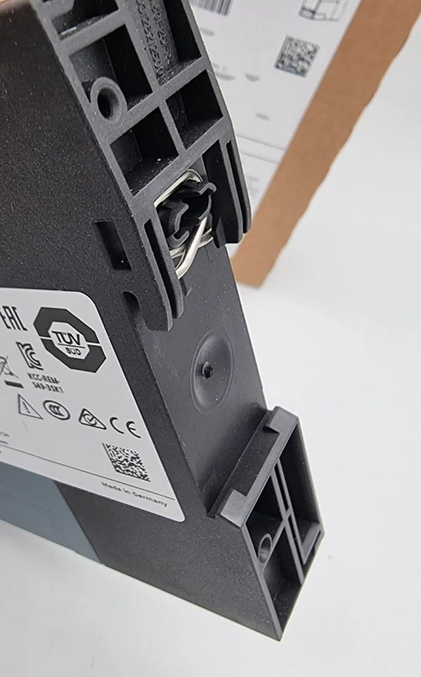 Siemens 3SK1111-2AB30 SIRIUS Sicherheitsschaltgerät 24 V AC/DC close-up view