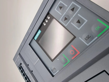 Siemens 3RW5513-1HA04 SIRIUS Sanftstarter 200-480 V 13 A AC/DC 24 V close-up view of control panel.