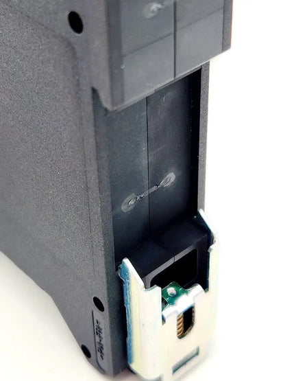 Close-up of Schneider Electric Preventa XPSBCE3710P Sicherheitsbaustein, highlighting its sleek design and robust build quality.