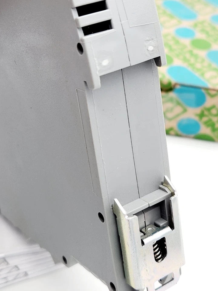 Side view of Phoenix Contact 2900542 Hybridmotorstarter ELR H3-I-SC- 24DC/500AC-0,6 in packaging.