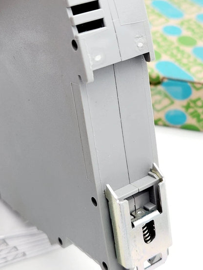 Side view of Phoenix Contact 2900542 Hybridmotorstarter ELR H3-I-SC- 24DC/500AC-0,6 in packaging.