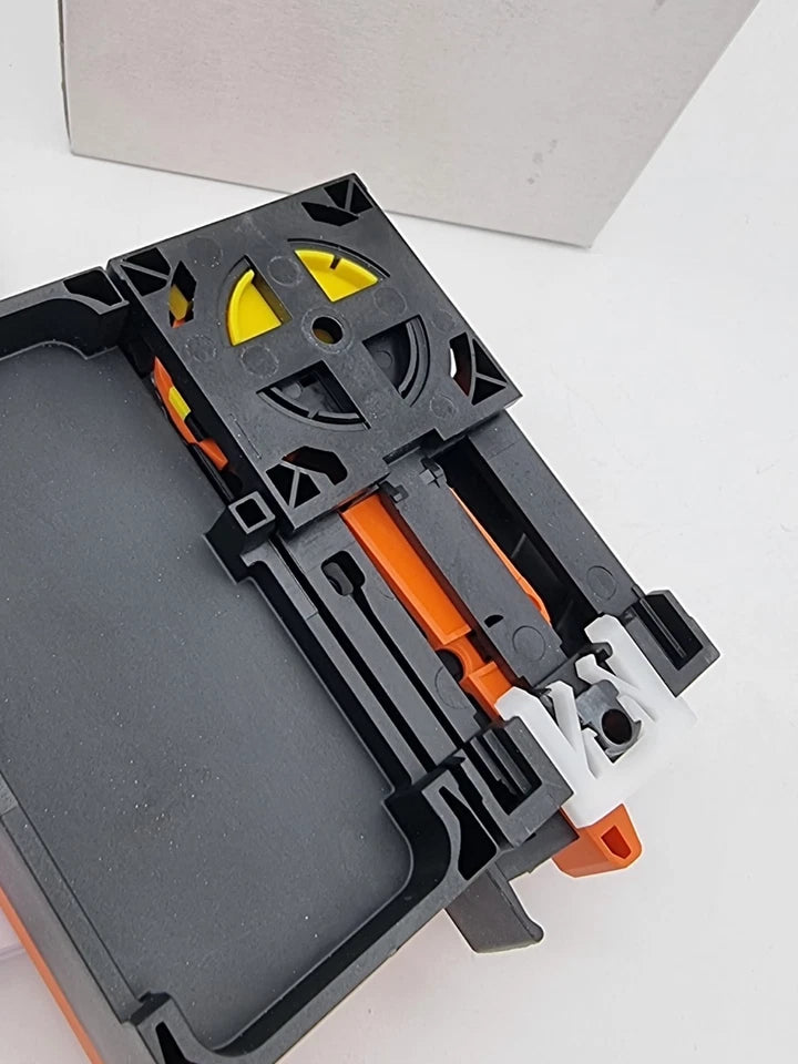 Close-up of ifm AC5236 AS-Interface Modul ClassicLine 4DI-Y 4DO-Y Schnellmontage design for rapid installation.