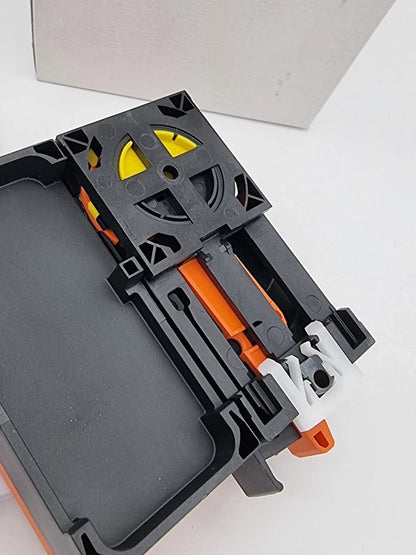 Close-up of ifm AC5236 AS-Interface Modul ClassicLine 4DI-Y 4DO-Y Schnellmontage design for rapid installation.