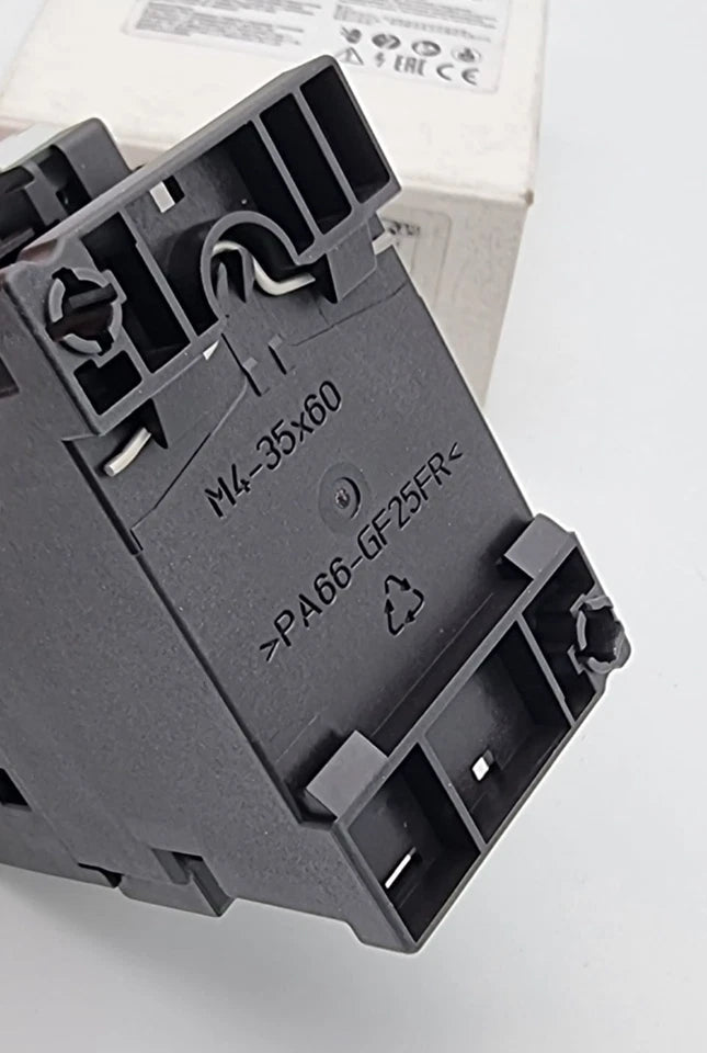 Siemens 3RT1025-1AP00 Leistungsschütz AC3:7,5KW/400V AC230V shown in packaging box, industrial equipment component.