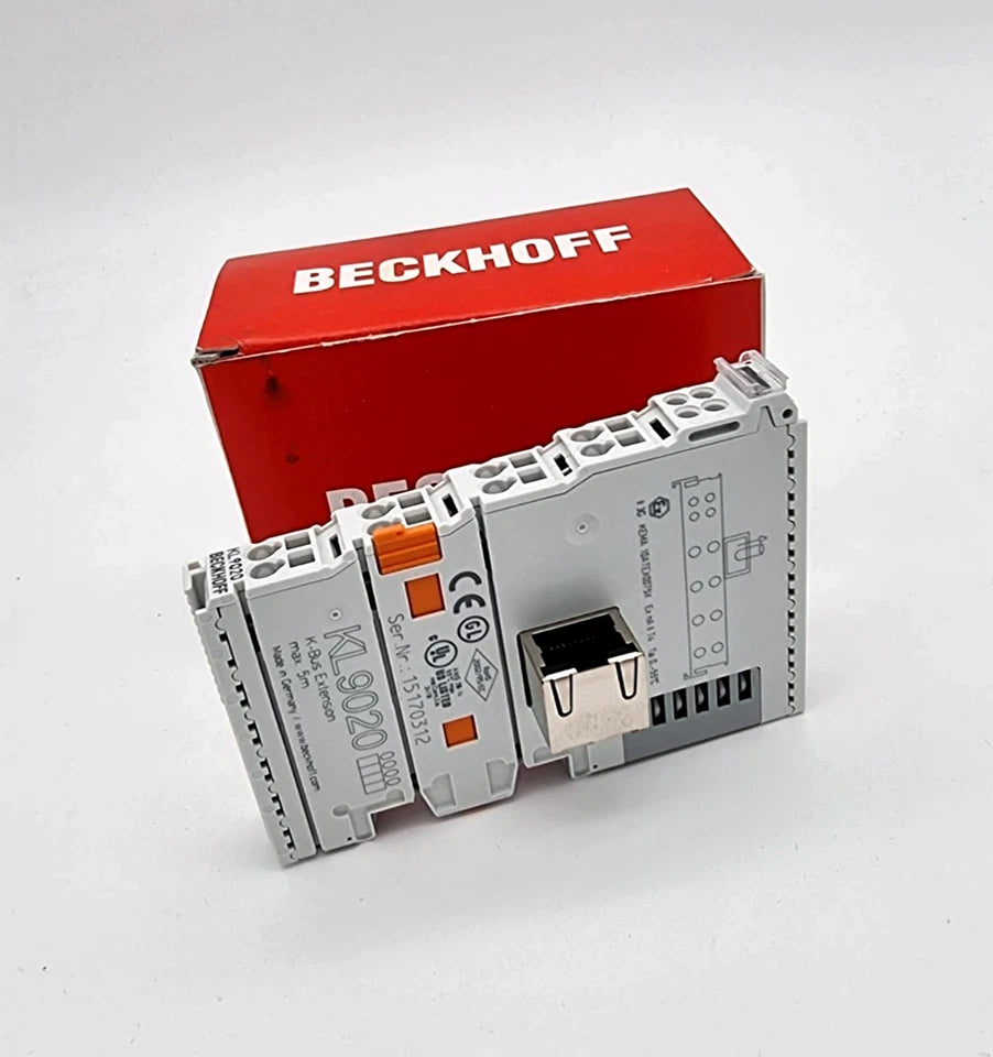 Beckhoff KL9020 Klemmenbusverlängerungs-Endklemme vor roter Beckhoff Verpackung, neu und originalverpackt.
