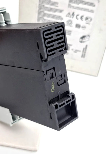 Siemens 3TK2821-1CB30 SIRIUS Sicherheitsschaltgerät AC/DC 24 V, new and original packaging, product image.