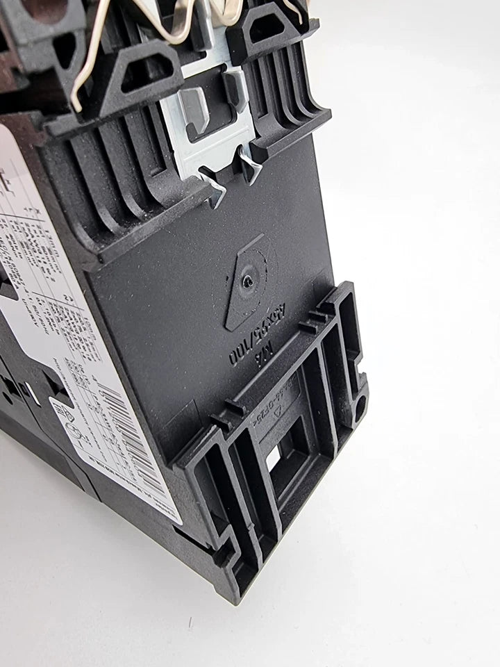 Siemens 3RT2037-1NB30 Leistungsschütz AC3e:30kW 1S+1Ö AC/DC20-33V in original packaging, detailed view of component.